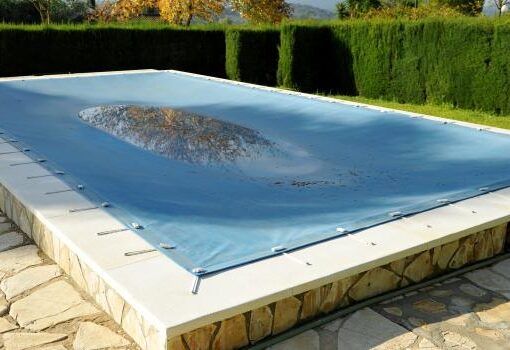 Zu sehen ist das Bild 1 zum Beitrag mit dem Thema: Poolabdeckung mit einer Plane machen