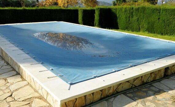 Zu sehen ist das Bild 1 zum Beitrag mit dem Thema: Poolabdeckung mit einer Plane machen