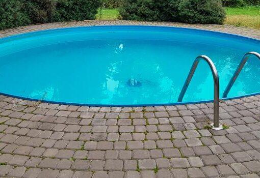 Zu sehen ist das Bild 1 zum Beitrag mit dem Thema: Pooldeck aus Pflastersteinen