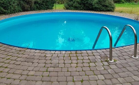 Zu sehen ist das Bild 1 zum Beitrag mit dem Thema: Pooldeck aus Pflastersteinen
