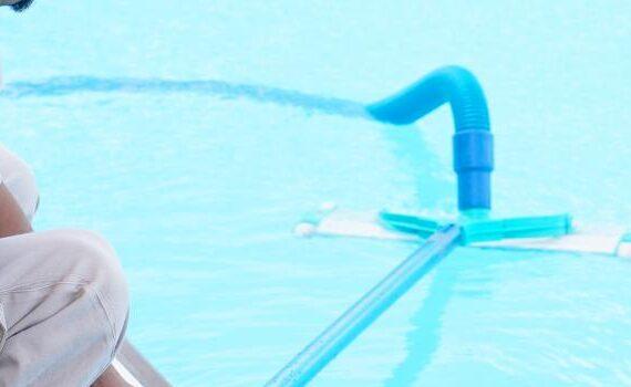 Zu sehen ist das Bild 1 zum Beitrag mit dem Thema: Skimmer Poolsauger: Anwendung & Empfehlungen