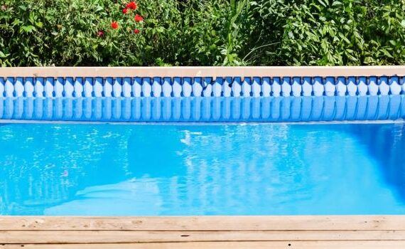 Zu sehen ist das Bild 1 zum Beitrag mit dem Thema: Poolumrandung mit Paletten bauen