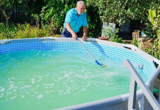 Zu sehen ist das Bild 1 zum Beitrag mit dem Thema: Reinigen einer Poolfolie: Alles, was Sie wissen müssen