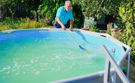 Zu sehen ist das Bild 1 zum Beitrag mit dem Thema: Reinigen einer Poolfolie: Alles, was Sie wissen müssen